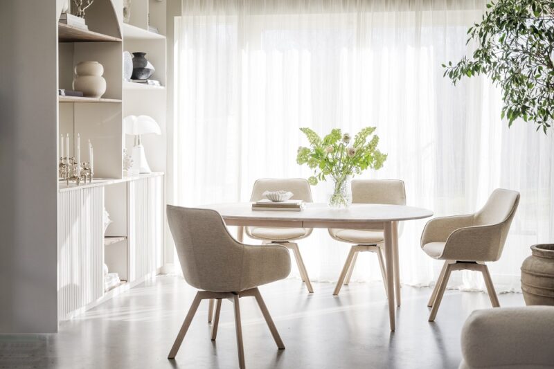 Alison käsinojatuoli vaalea beige/valkopesty